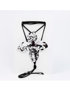 Collar de Gamuza Flor Plateada