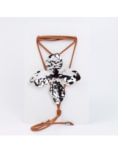 Collar de Gamuza Flor Plateada