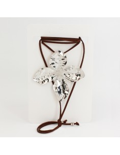 Collar de Gamuza Flor Plateada