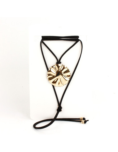 Collar de Gamuza Hammered Medal