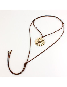 Collar de Gamuza Hammered Medal