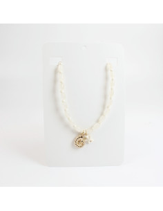 Collar de acrílico con dijes | INFINITA MODA