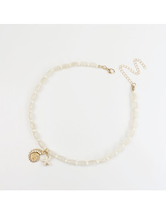 Collar de acrílico con dijes | INFINITA MODA