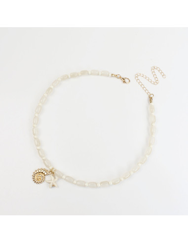 Collar de acrílico con dijes | INFINITA MODA